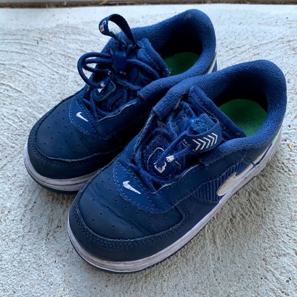NIKE KIDS
FORCE 1 TOGGLE SE Sz 8c